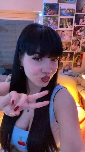 Emily OnlyFans giovani 4